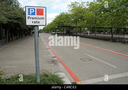 Tasso di premio Spese di parcheggio Sign vuote con parchi auto Foto Stock