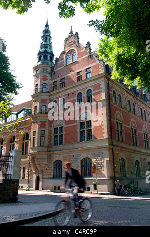 Edificio storico vicino alla cattedrale nella città universitaria di Lund, Svezia. Foto Stock