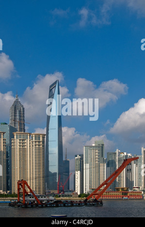 Shanghai Pudong vista da puxi ,con big red gru traversata in battello sul fiume Huangpu Foto Stock