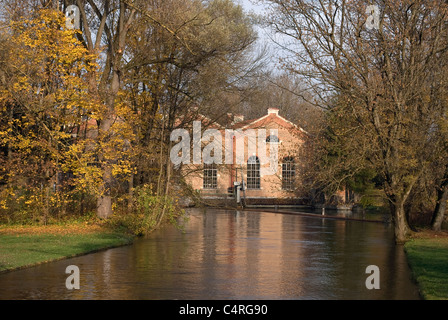 Piccolo edificio idroelettrica su un piccolo fiume Foto Stock