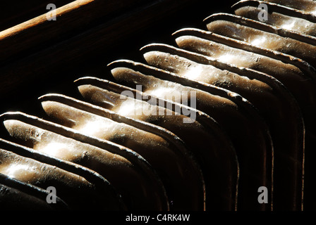 Un vecchio brown termosifone in ghisa in una chiesa REGNO UNITO Foto Stock