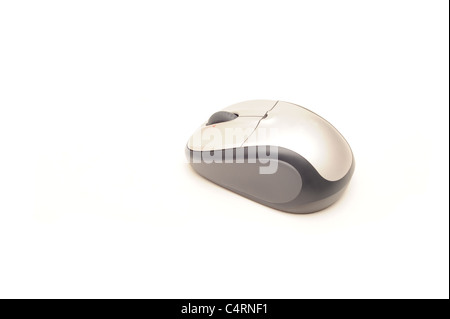 Fotografia di un mouse per computer con inquadratura e isolato su bianco Foto Stock