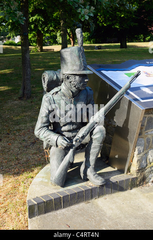 Statua di Royal Staff Corps soldato di supervisionare la costruzione della Royal Military Canal Hythe tra 1804 e 1809 Foto Stock