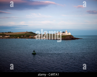 Il Lighthouse e cottages, Roches punto all'ingresso al porto di Cork nella Repubblica di Irlanda fotografata al crepuscolo Foto Stock