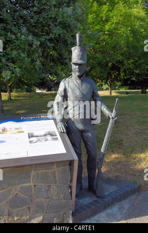 Statua di Royal Staff Corps soldato di supervisionare la costruzione della Royal Military Canal Hythe tra 1804 e 1809 Foto Stock