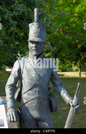 Statua di Royal Staff Corps soldato di supervisionare la costruzione della Royal Military Canal Hythe tra 1804 e 1809 Foto Stock