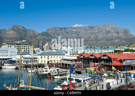 La Table Mountain e il V & A Waterfront a Città del Capo in Sud Africa Foto Stock