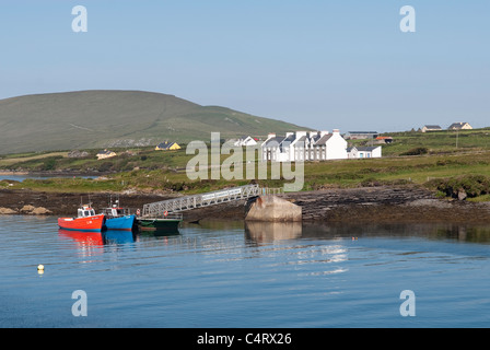 Cottage e jetty di Valentia isola di fronte al piccolo porto di Portmagee Co Kerry, Repubblica di Irlanda Foto Stock