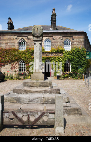 Stock Market Cross e il Boars Head Ripley North Yorkshire, Inghilterra Foto Stock