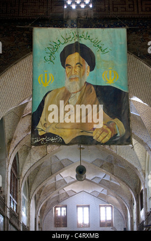 Poster dell Ayatollah Khomeini nel bazaar di Isfahan, Iran Foto Stock