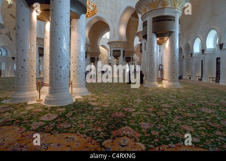 Corridoio principale di preghiera lo sceicco Zayed moschea, Abu Dhabi, Emirati arabi uniti Foto Stock