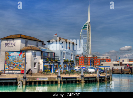 La Taverna del ponte con la Spinnaker Tower in background in HDR Foto Stock