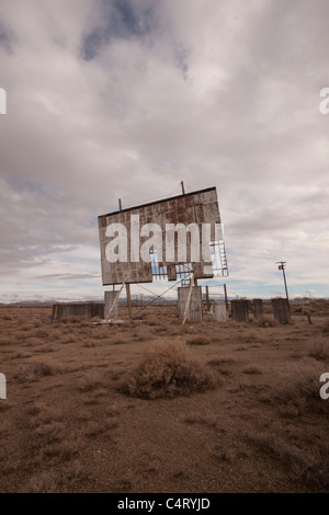 Vecchio abbandonato drive-in movie theater in un giorno nuvoloso deserto Foto Stock