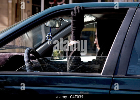 Donna alla guida in Tabriz, Iran Foto Stock