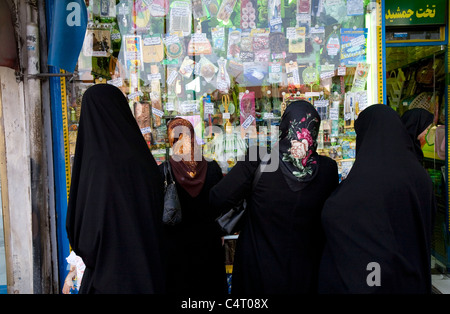 Un gruppo di quattro donne iraniane guardando una vetrina in Rasht, Iran Foto Stock