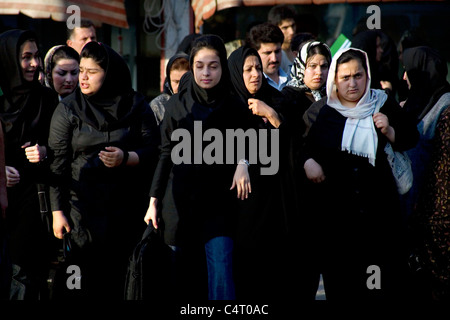 Le donne iraniane attraversando la strada in Rasht (Iran) Foto Stock