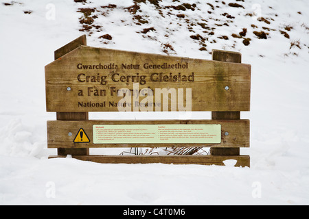 Craig Cerrig-gleisiad e ventola Frynych segno nella neve, Fforest Fawr, Parco Nazionale di Brecon Beacons, Galles Foto Stock