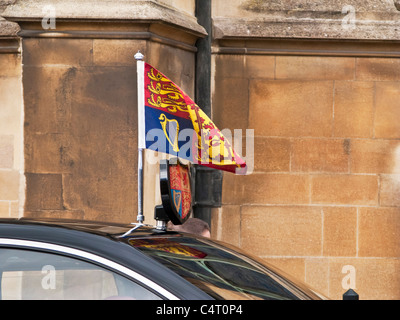 Royal standard e protezione sulla limousine Bentley di Sua Maestà la Regina Elisabetta II al Castello di Windsor. JMH5013 Foto Stock