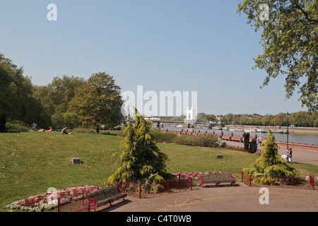 Vista in direzione di Albert Bridge e il fiume Tamigi dal Buddist Pagoda della Pace nel Parco di Battersea, Londra, Regno Unito. Foto Stock