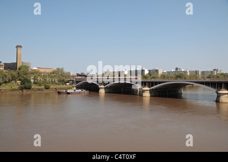 Un treno che passa su Grosvenor Bridge (accanto a Battersea Power Station) e il fiume Tamigi, Londra, Regno Unito. Foto Stock