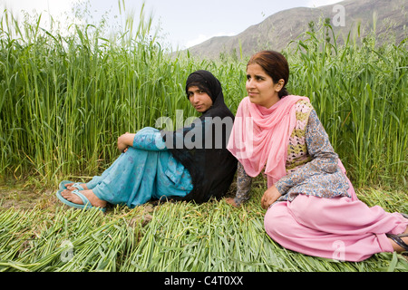 Ritratto di due donne del Kashmir, vicino Lago Manasbal, nello Stato del Jammu e Kashmir India Foto Stock