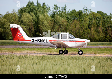 Piper PA-38-112 Tomahawk G-BNSL in rullaggio a Sturgate Airfield Foto Stock