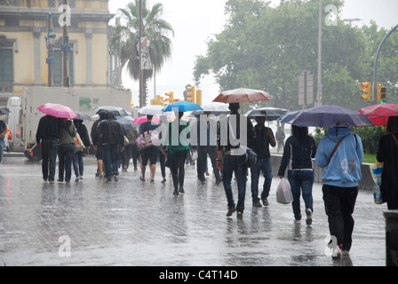 Persone sotto la pioggia nel centro città di Barcellona in Europa Foto Stock