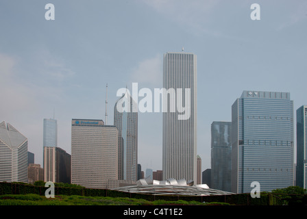 Il Jay Pritzker Pavillion, progettato da Frank Gehry, come una parte sullo skyline di Chicago; Chicago, Illinois, Stati Uniti d'America. Foto Stock