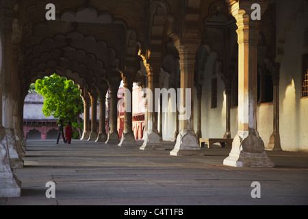 Giovane a piedi attraverso Diwam-i-AM (sala delle udienze pubbliche) in Agra Fort Agra, Uttar Pradesh, India Foto Stock