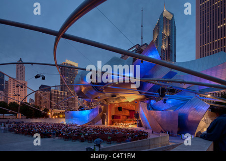 Una folla ascolta gratuitamente una serata estiva in concerto a il Jay Pritzker Pavillion, il Millennium Park di Chicago, Illinois, Stati Uniti d'America. Foto Stock