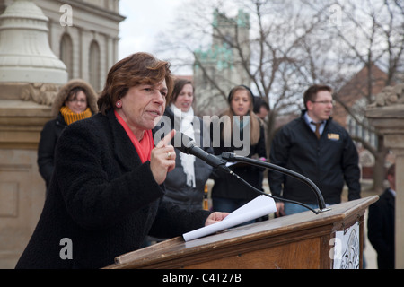 Gli insegnanti Presidente dell Unione Randi Weingarten parla al Rally contro i tagli al budget per l'istruzione superiore in Michigan Foto Stock