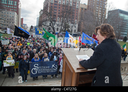 Gli insegnanti Presidente dell Unione Randi Weingarten parla al Rally contro i tagli al budget per l'istruzione superiore in Michigan Foto Stock