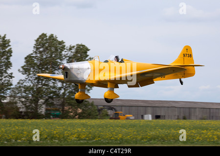 Miglia M14un falco Trainer (Magister) T9739 G-AKAT in volo a Breighton Airfield Foto Stock