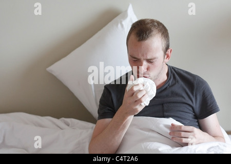 Un uomo con l'influenza Foto Stock