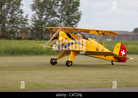 Bucker Bu133C Jungmeister U-99 RV G-AXMT in atterraggio a Breighton Airfield Foto Stock