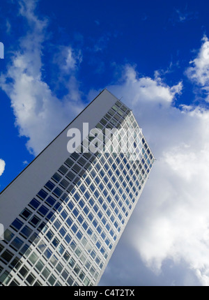 Vista fino a windows in un alto edificio di uffici - Alpha Tower a Birmingham in Inghilterra REGNO UNITO Foto Stock