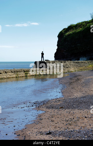 Uomo di pesca sul molo corytons cove Dawlish Devon England Regno Unito Foto Stock