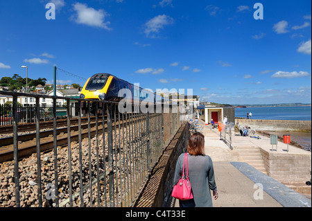 La parete del mare via costiera a Dawlish costeggiando la principale linea ferroviaria Devon England Regno Unito Foto Stock