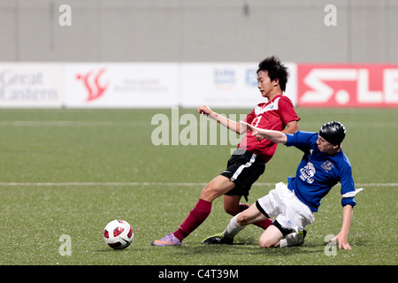Jon Joe Kenny di Everton FC U15(blu) va in per la sfida di scorrimento su Jonathan Tan durante l'Jon Joe Kenny Jonathan Tan. Foto Stock