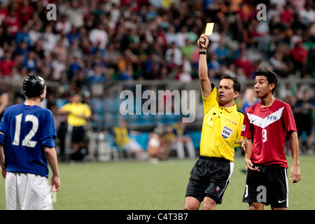 La partita arbitro libri Jon Joe Kenny di Everton FC U15(blu) per un fallo mentre Syazwan Mohamed Zin guarda a. Foto Stock