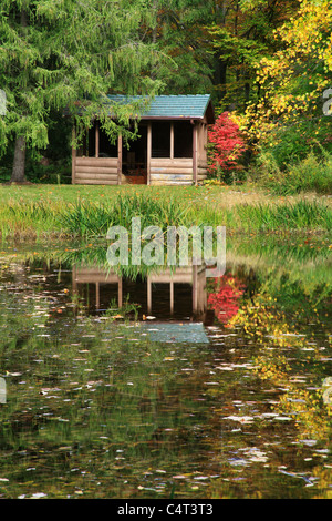 Un piccolo accogliente cabina che si affaccia su un piccolo laghetto a inizio autunno, Southwestern Ohio, Stati Uniti d'America Foto Stock