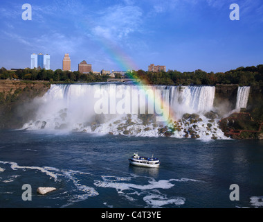 Cascate del Niagara New York e un arcobaleno sopra le Cascate Americane visto da di Ontario in Canada con una gita in barca sul fiume, STATI UNITI D'AMERICA Foto Stock