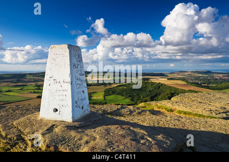 La vista dalla Roseberry Topping e il Trig. Puntare in alto, guardando verso nord in direzione di Middlesbrough, Cleveland, Inghilterra Foto Stock