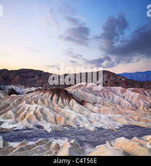 Caratteristiche Badland, creste di erosione e le montagne in mattina a Zabriskie Point, Parco Nazionale della Valle della Morte, CALIFORNIA, STATI UNITI D'AMERICA Foto Stock