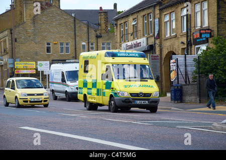 Ambulanza frequentando un'emergenza a Huddersfield, West Yorkshire. Foto Stock