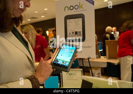 Un espositore dimostra il Barnes & Noble Nook a colori al 2011 Guida ai regali di Natale Show di New York Foto Stock