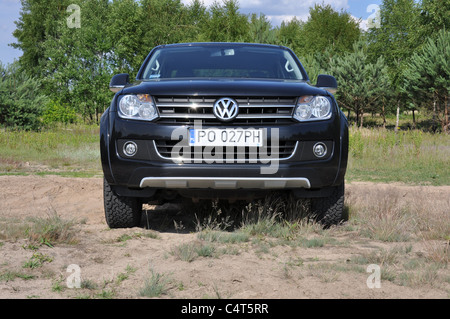 Volkswagen Amarok 2.0 BiTDI 4Motion - il mio 2011 - Doppia cabina - Tedesco pick-up - foresta, prateria Foto Stock