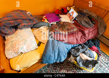 Camera da letto disordinato e letto disfatto. Foto Stock