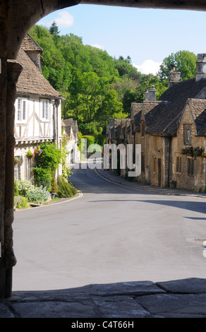 Water Street, dal mercato Croce, nel pittoresco villaggio di Castle Combe, Wiltshire, Inghilterra Foto Stock