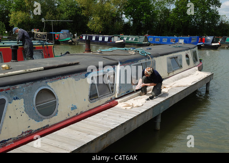 Inglese tradizionale imbarcazioni strette che viene ripristinato a Cresent Marina, Northamptonshire, Inghilterra. Foto Stock